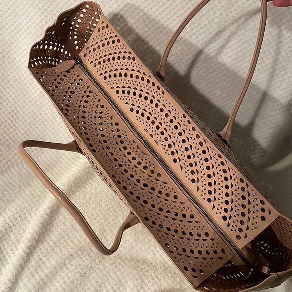ALAÏA large Mina laser-cut tote bag beach bag - Picture 5 of 10